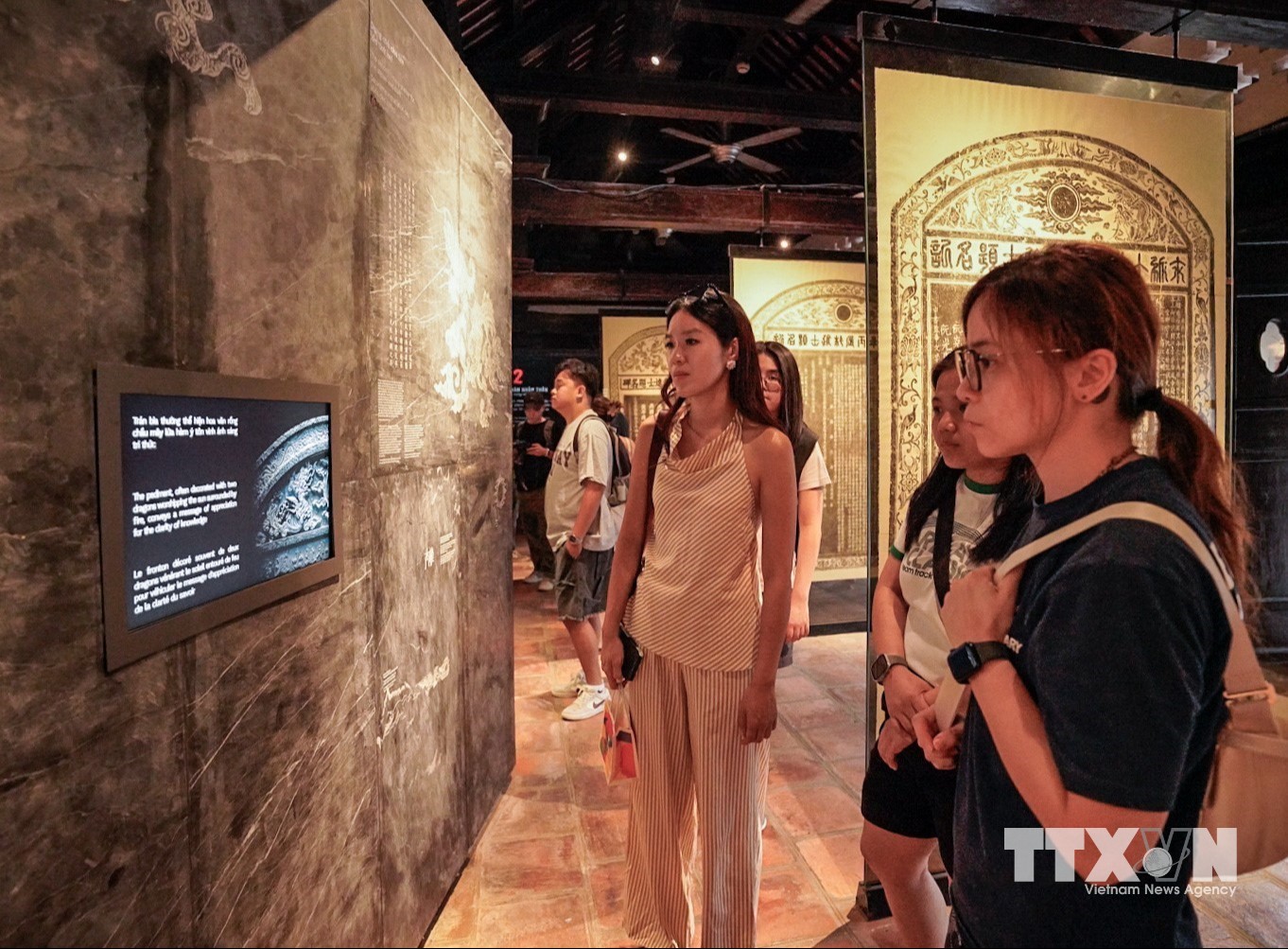 Chuyển đổi số tại Văn Miếu - Quốc Tử Giám không chỉ hướng đến đổi mới trải nghiệm tham quan mà còn góp phần lưu giữ, hệ thống hóa và phát huy giá trị tư liệu. (Ảnh: Khánh Hoà/TTXVN)